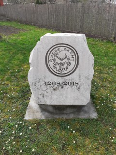 Emlékkő a tájház udvarán