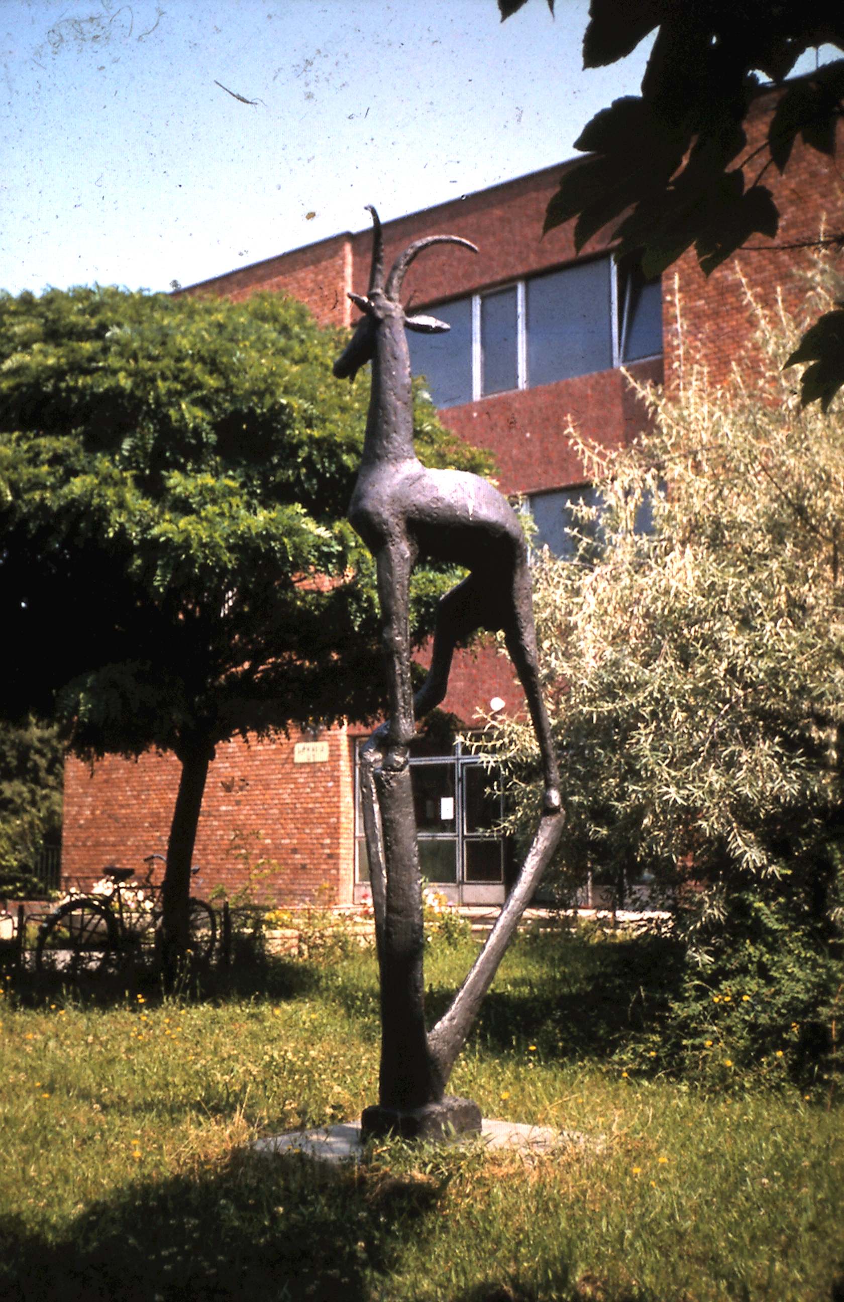 Az iskola előtti szobor