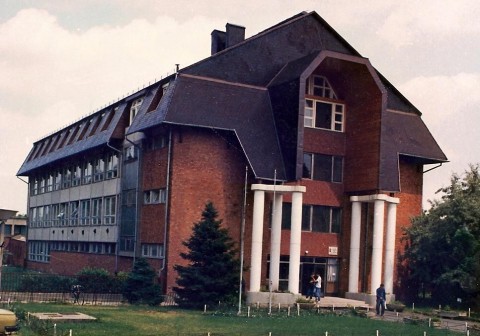 Az iskola épülete a sátortetővel