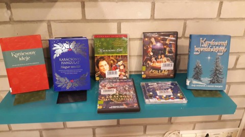 A Témánál vagyunk polcra kihelyezett könyvek