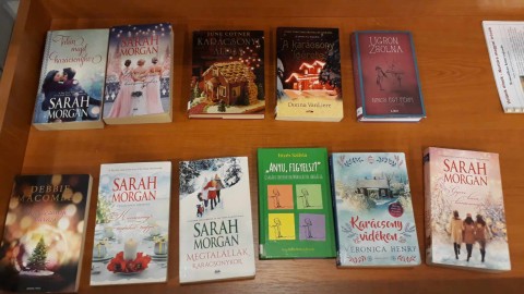 A Témánál vagyunk polcra kihelyezett könyvek