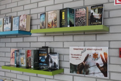 A Témánál vagyunk polcra kihelyezett könyvek