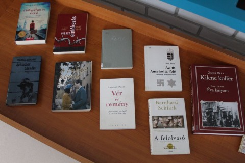 A Témánál vagyunk polcra kihelyezett könyvek