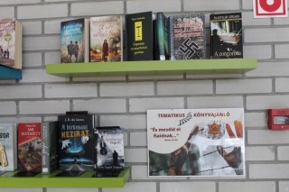 A Témánál vagyunk polcra kihelyezett könyvek
