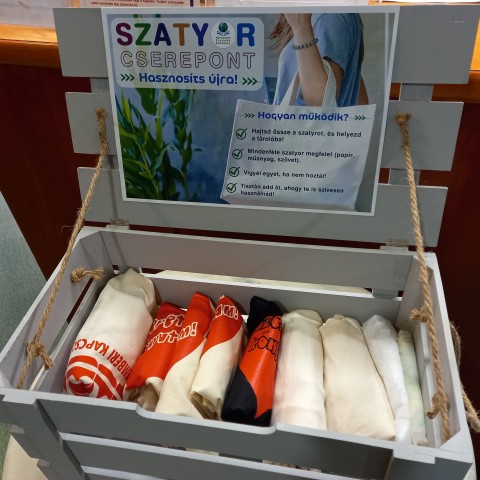 Szatyor cserepont a kölcösnzőpultnál.