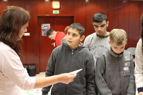 Iskolai foglalkozás interaktív játékos elemekkel színezve.