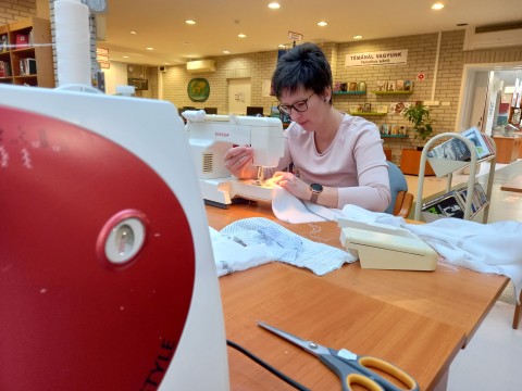 A közösségi napon szütyőket is varrtunk.