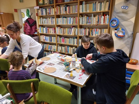 Kézműves foglalkozás a Tiszaszederkényi Fiókkönyvtárban.