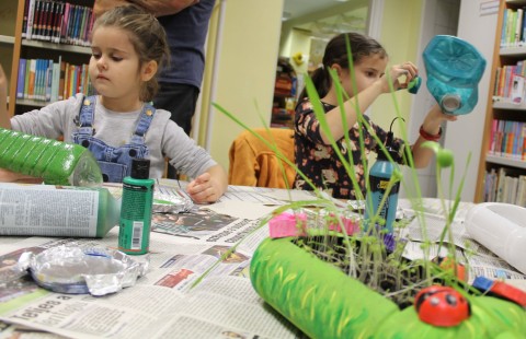 A Rajzolj és Alkoss velünk! foglalkozáson öblítős flakonból ültetőláda készült.
