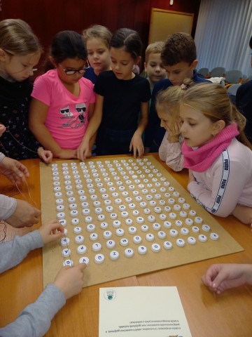 A szókereső játék során szelektíven gyűjthető hulladékokat kellett keresni.