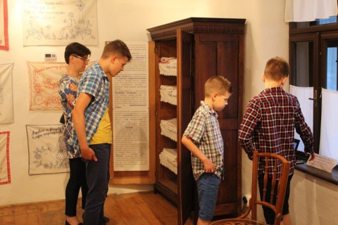 Ha a falak beszélni tudnának… című kiállítás megnyitója