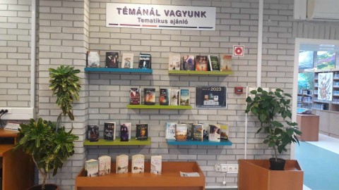 A kihelyezett könyvek a Témánál vagyunk polcon