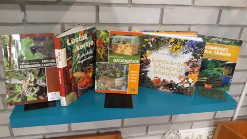 A kihelyezett könyvek a Témánál vagyunk polcon