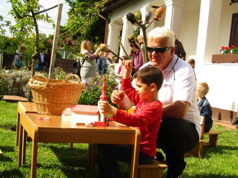 Kisfiú építőkockával játszik