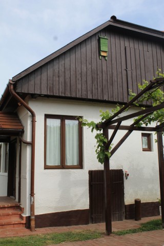 Felhelyezésre került a tájház oldalára a denevérodú.