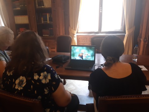 A műhelymunkán résztvevők egy játékon keresztül ismerkednek a genially alkalmazással