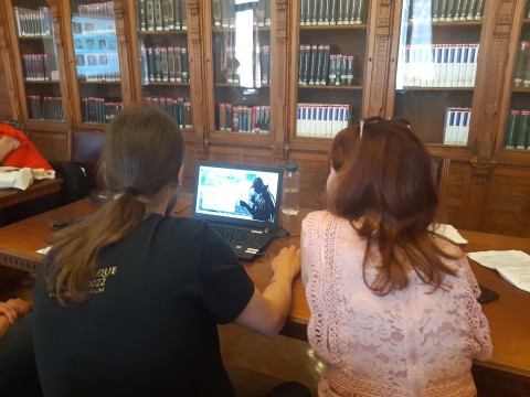 A műhelymunkán résztvevők egy játékon keresztül ismerkednek a genially alkalmazással