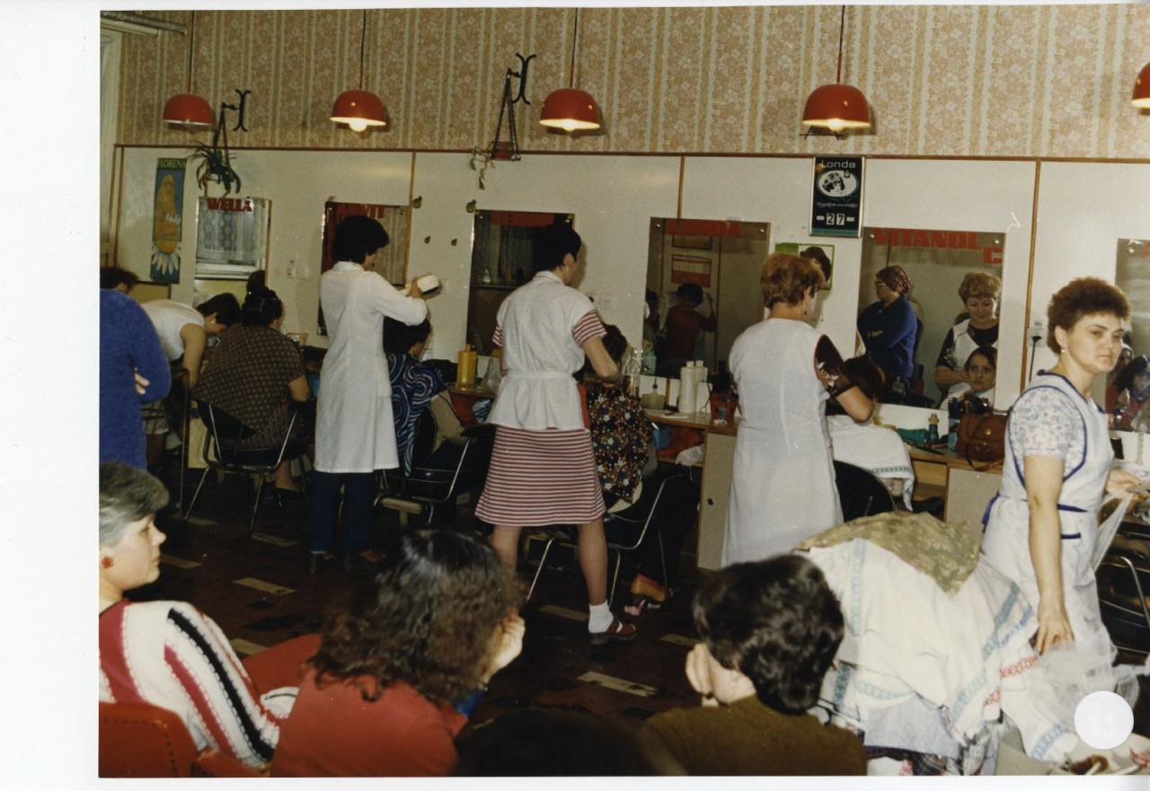 A B.A.Z.-megyei-Fodrászszövetkezet 49 es számú fiókja az Üzletsoron (hetvenes évek vége)