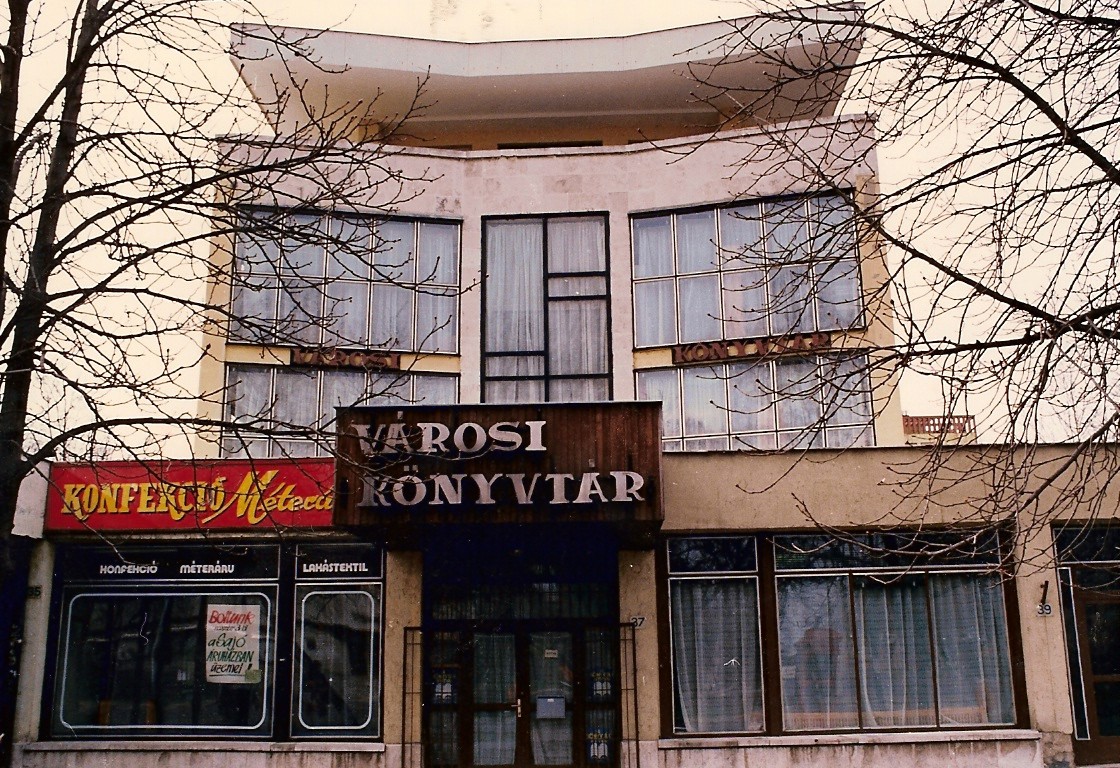 A Városi Könyvtár bejárati ajtajának áthelyezése a Széchenyi úti oldalra 1985