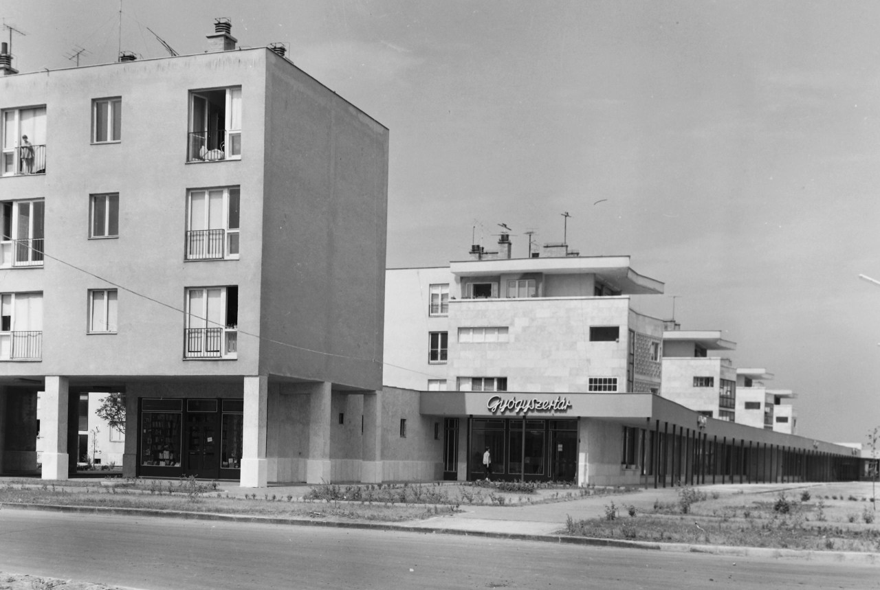 Az Üzletsor 1964-ben (forrás:   fortepan_28738-VTI)
