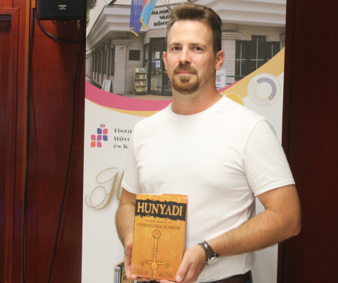 Soós Gábor a könyvet ajánlja