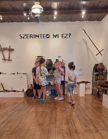 Ismerkedés a tájház időszaki kiállításával