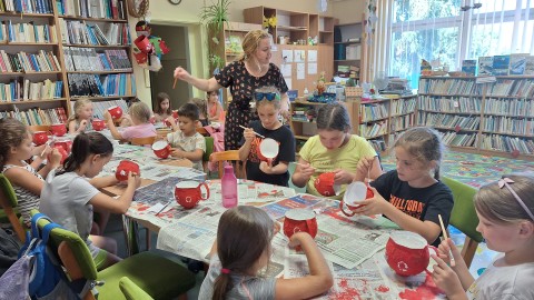 Itt épp a saját készítésű bögréiket festik a gyerekek