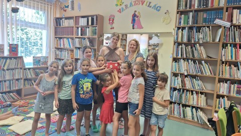 És készült közös bögre is mindenki aláírásával