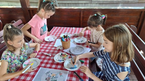 Porcelántányér festése közben