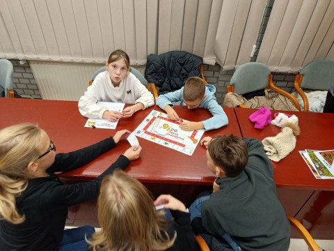 Garfield nem dob ki ételt című társasjátékkal játszanak a gyerekek