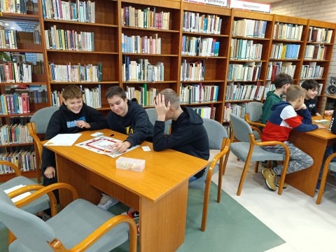 Garfield nem dob ki ételt című társasjátékkal játszanak a gyerekek.