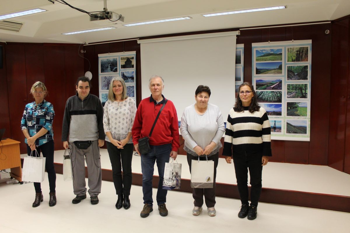 A nyertesek átvették az ajándékokat.