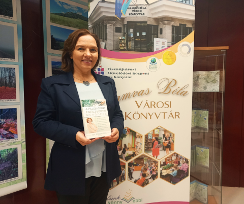 dr. Csomai Zita a könyvet ajánlja