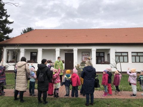 Sok kicsi óvodás a tájház előtt