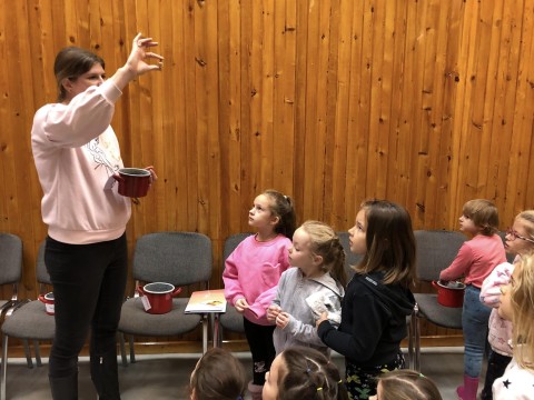 Terményekkel ismerkednek a gyerekek.