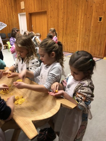 Kis tésztagombócokat formáznak a gyerekek.