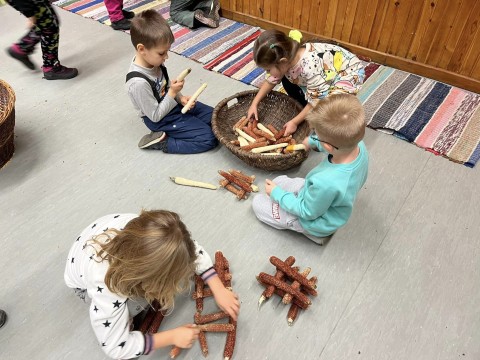 Várépítés kukoricacsutkából.