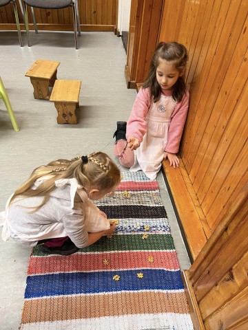 Kapózás felfűzött kukoricaszemekkel.