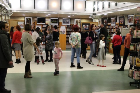 A közönség megtekinti a kiállítást.