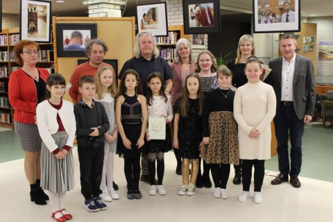 Csoportkép: az iskola fellépő diákjai, a műsort betanító pedagógusai, az iskola igazgatónője, Bartók Gábor, Nagy Zoltán, Kázsmér Ágnes a könyvtár vezetője, Mátyás Zoltán a Tiszaújvárosi Művelődési Központ és Könyvtár igazgatója.
