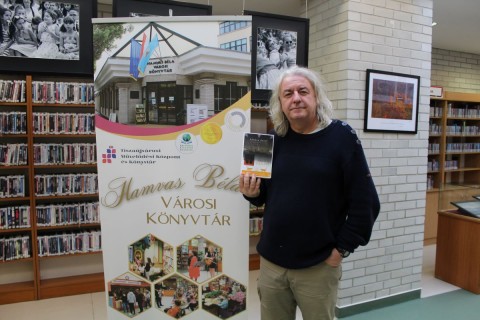 Nagy Zoltán a könyvet ajánlja