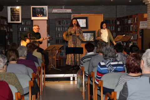 A Róka Lánya zenekar előadás közben.