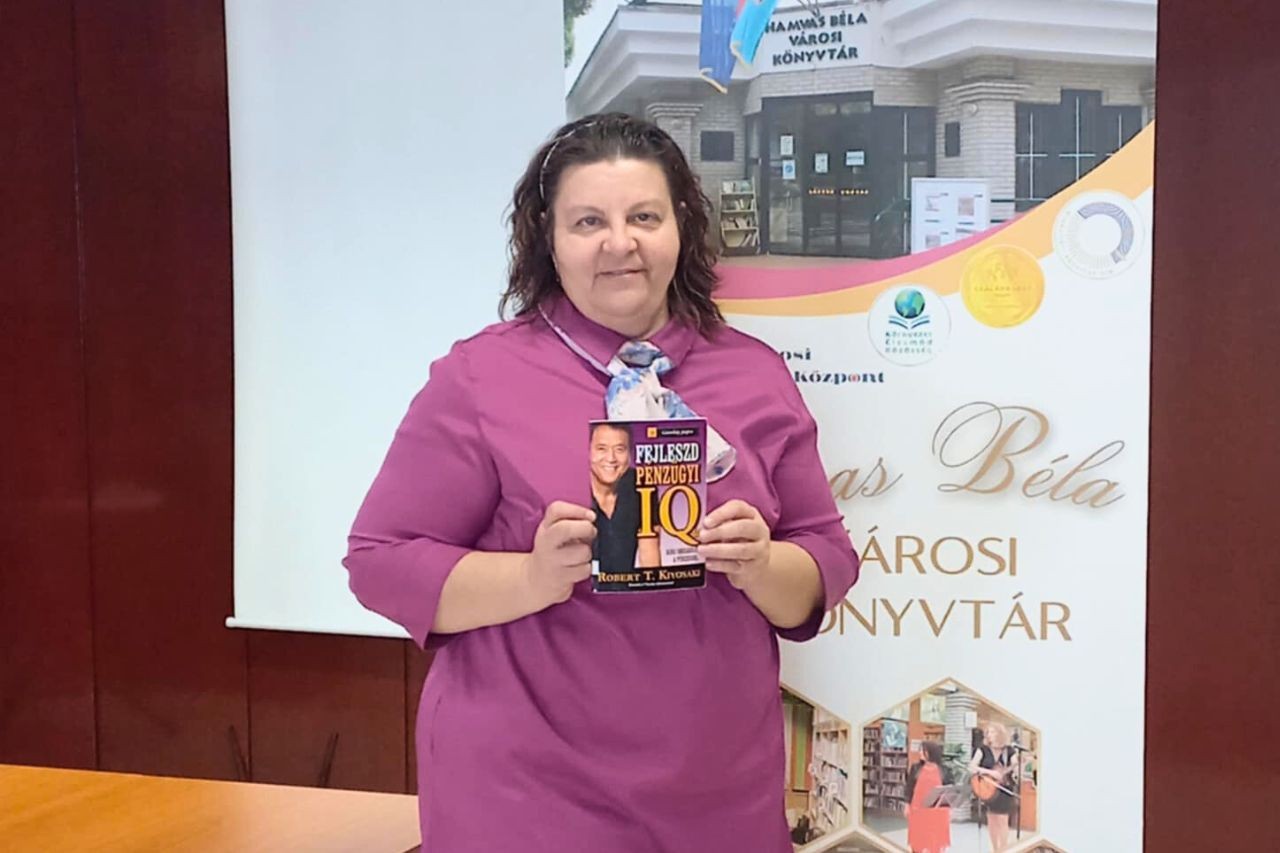 Szeghő Kornélia a könyvet ajánlja