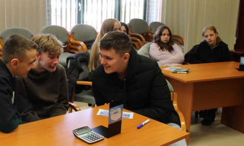 Tiszaújvárosi diákok a Pénz7 foglalkozáson