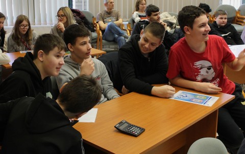 Tiszaújvárosi diákok a Pénz7 foglalkozáson