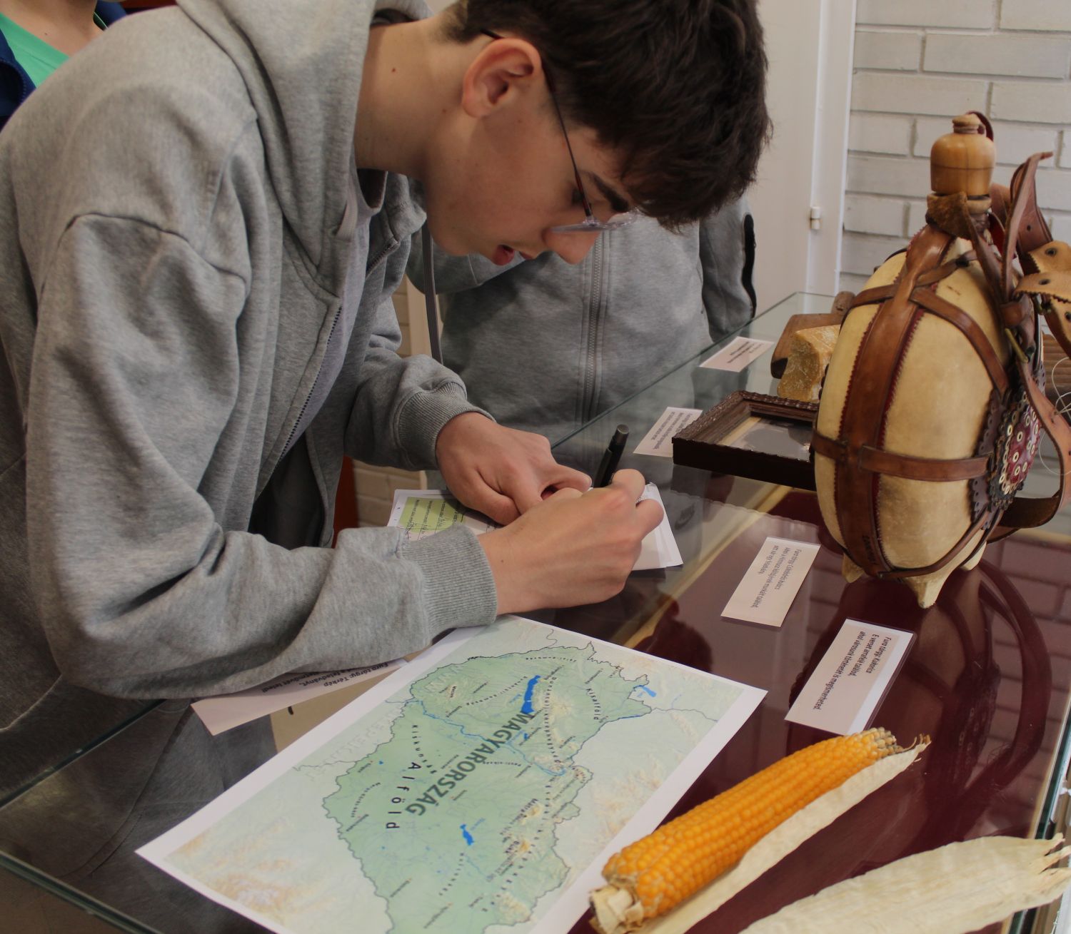 A fura tárgyak elvezetnek a vershez.