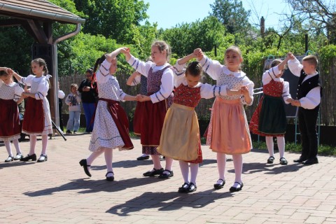 Az Apró Tiszagyöngy néptáncegyüttes