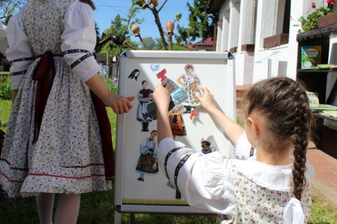 Népviseletes játék