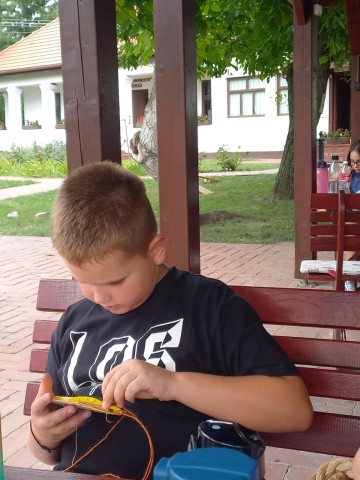 A tábor egyik résztvevője a szövés technikájával ismerkedett meg.