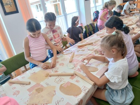 A gyerekek mézeskalács gyúrás közben.